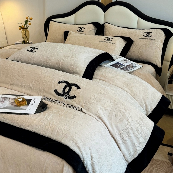 91家纺网 家纺一手货源 找家纺 言熙居家纺 2025新款全消光240克雕花牛奶绒四件套一套重9斤小香风系列 小香风-香槟白