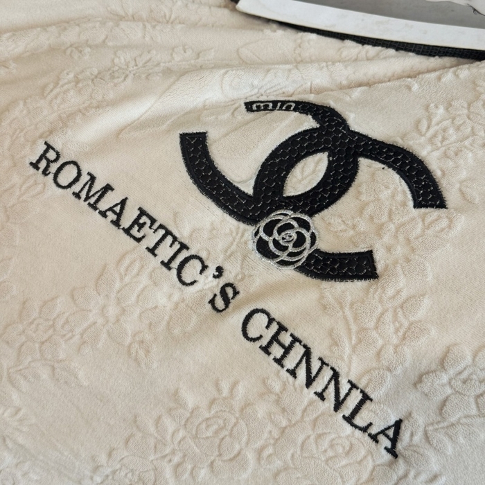 91家纺网 家纺一手货源 找家纺 言熙居家纺 2025新款全消光240克雕花牛奶绒四件套一套重9斤小香风系列 小香风-香槟白