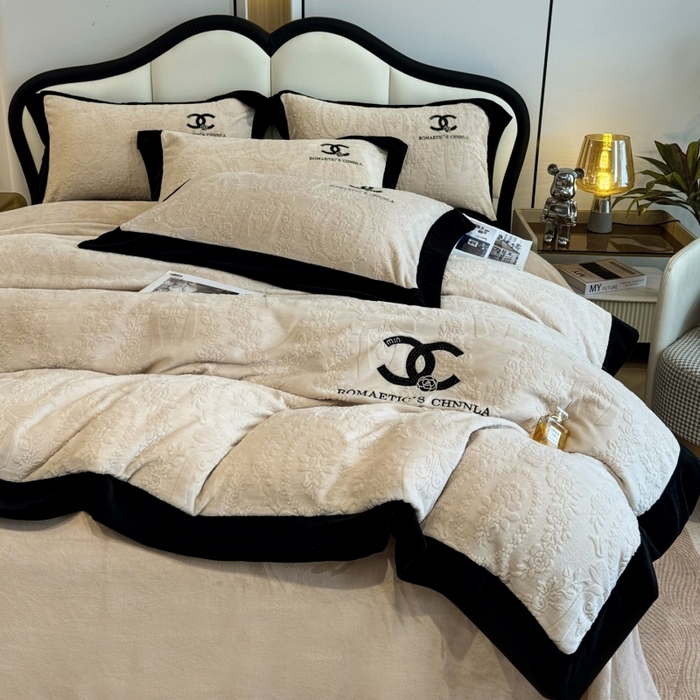 91家纺网 家纺一手货源 找家纺 言熙居家纺 2025新款全消光240克雕花牛奶绒四件套一套重9斤小香风系列 小香风-香槟白