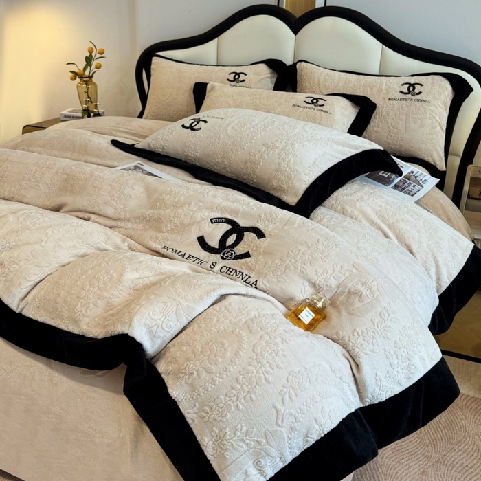 91家纺网 家纺一手货源 找家纺 言熙居家纺 2025新款全消光240克雕花牛奶绒四件套一套重9斤小香风系列 小香风-香槟白