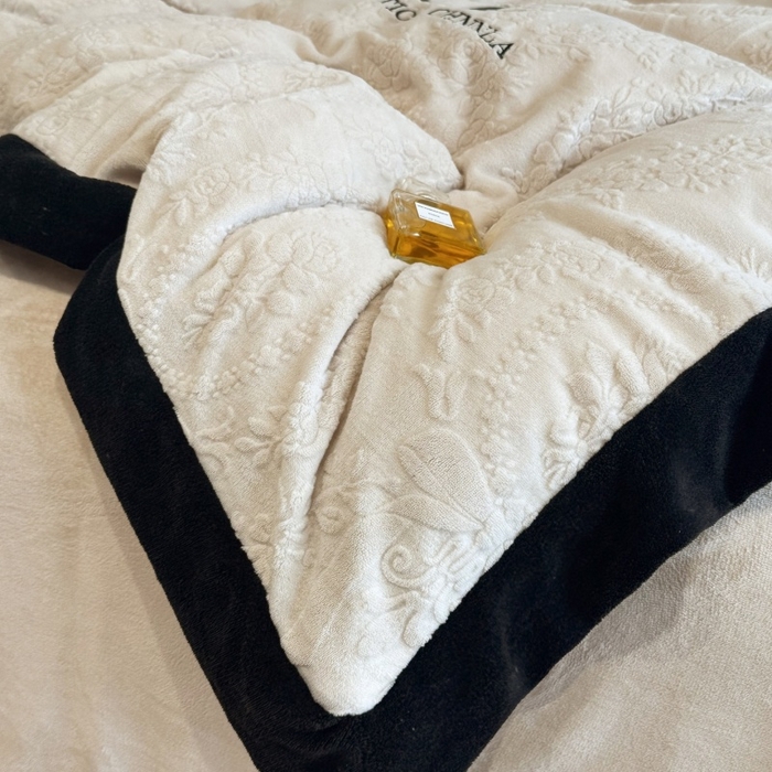 91家纺网 家纺一手货源 找家纺 言熙居家纺 2025新款全消光240克雕花牛奶绒四件套一套重9斤小香风系列 小香风-香槟白