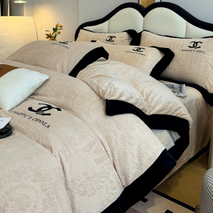 91家纺网 家纺一手货源 找家纺 言熙居家纺 2025新款全消光240克雕花牛奶绒四件套一套重9斤小香风系列 小香风-香槟白