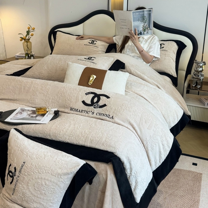 91家纺网 家纺一手货源 找家纺 言熙居家纺 2025新款全消光240克雕花牛奶绒四件套一套重9斤小香风系列 小香风-香槟白
