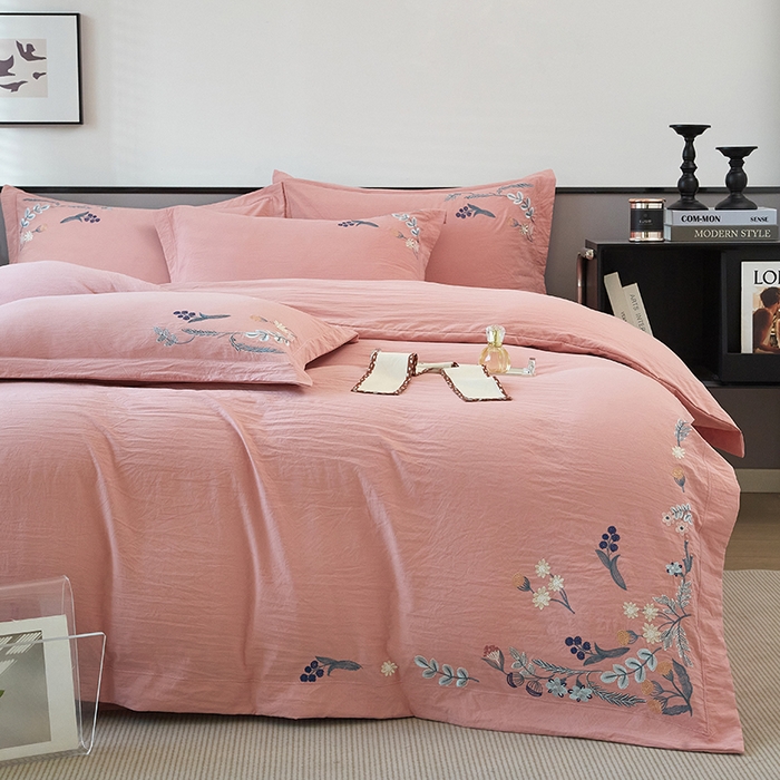 91家纺网 家纺一手货源 找家纺 金纱玉纺家纺 2025新款水洗棉工艺刺绣四件套 恬静时光-粉豆沙