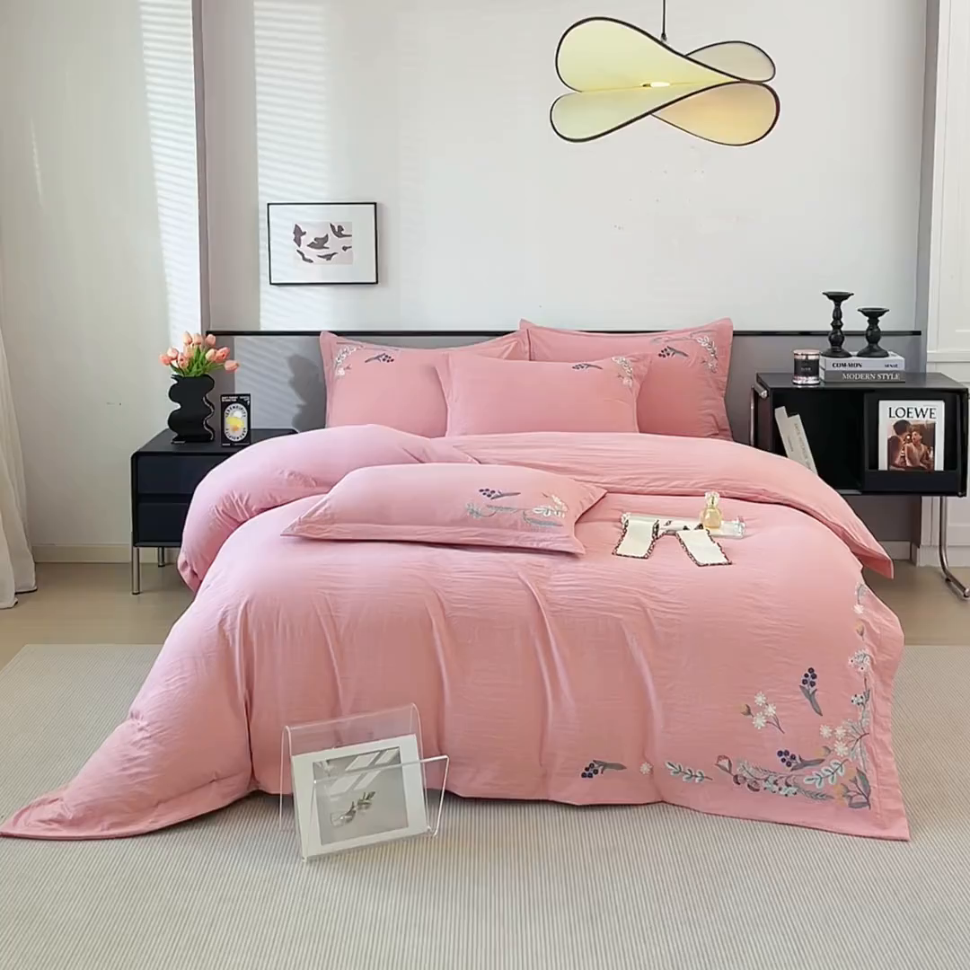 91家纺网 家纺一手货源 找家纺 金纱玉纺家纺 2025新款水洗棉工艺刺绣四件套 恬静时光-粉豆沙