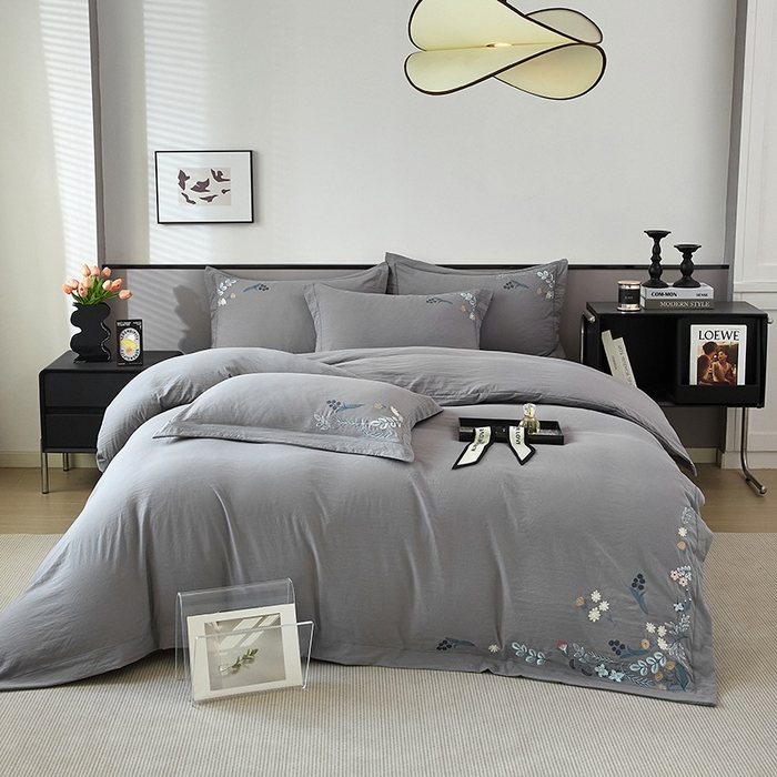 91家纺网 家纺一手货源 找家纺 金纱玉纺家纺 2025新款水洗棉工艺刺绣四件套 恬静时光-中灰