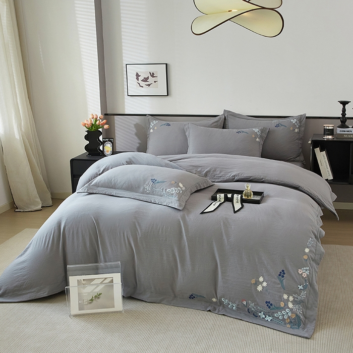 91家纺网 家纺一手货源 找家纺 金纱玉纺家纺 2025新款水洗棉工艺刺绣四件套 恬静时光-中灰