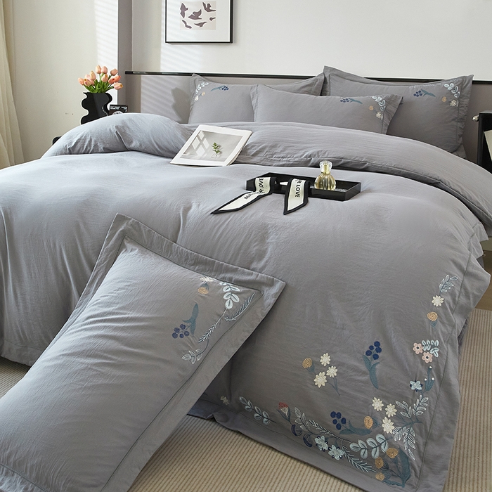 91家纺网 家纺一手货源 找家纺 金纱玉纺家纺 2025新款水洗棉工艺刺绣四件套 恬静时光-中灰