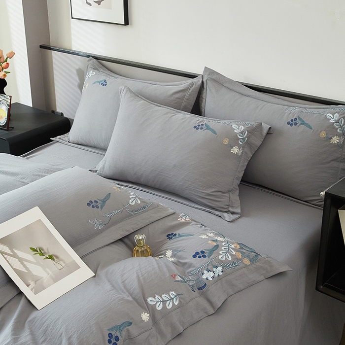91家纺网 家纺一手货源 找家纺 金纱玉纺家纺 2025新款水洗棉工艺刺绣四件套 恬静时光-中灰