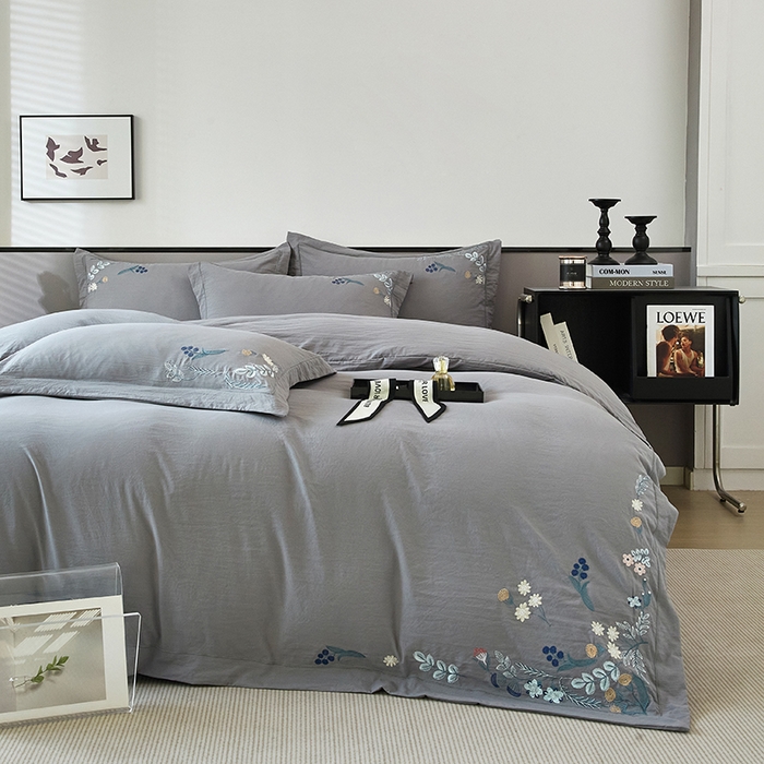 91家纺网 家纺一手货源 找家纺 金纱玉纺家纺 2025新款水洗棉工艺刺绣四件套 恬静时光-中灰