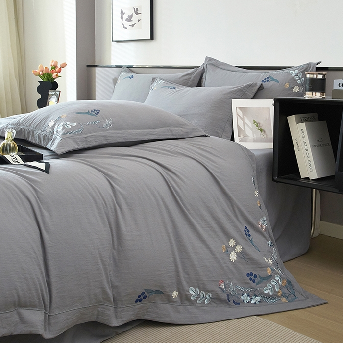 91家纺网 家纺一手货源 找家纺 金纱玉纺家纺 2025新款水洗棉工艺刺绣四件套 恬静时光-中灰