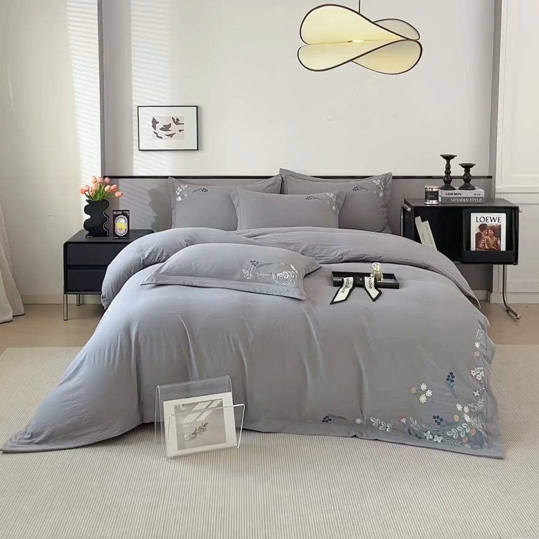 91家纺网 家纺一手货源 找家纺 金纱玉纺家纺 2025新款水洗棉工艺刺绣四件套 恬静时光-中灰
