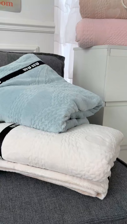 91家纺网 家纺一手货源 找家纺 （总）悦织湾家纺 2025新款雕花牛奶绒压线毛毯轻奢时尚高品盖毯办公室午睡沙发休闲毯子跨境专供外贸