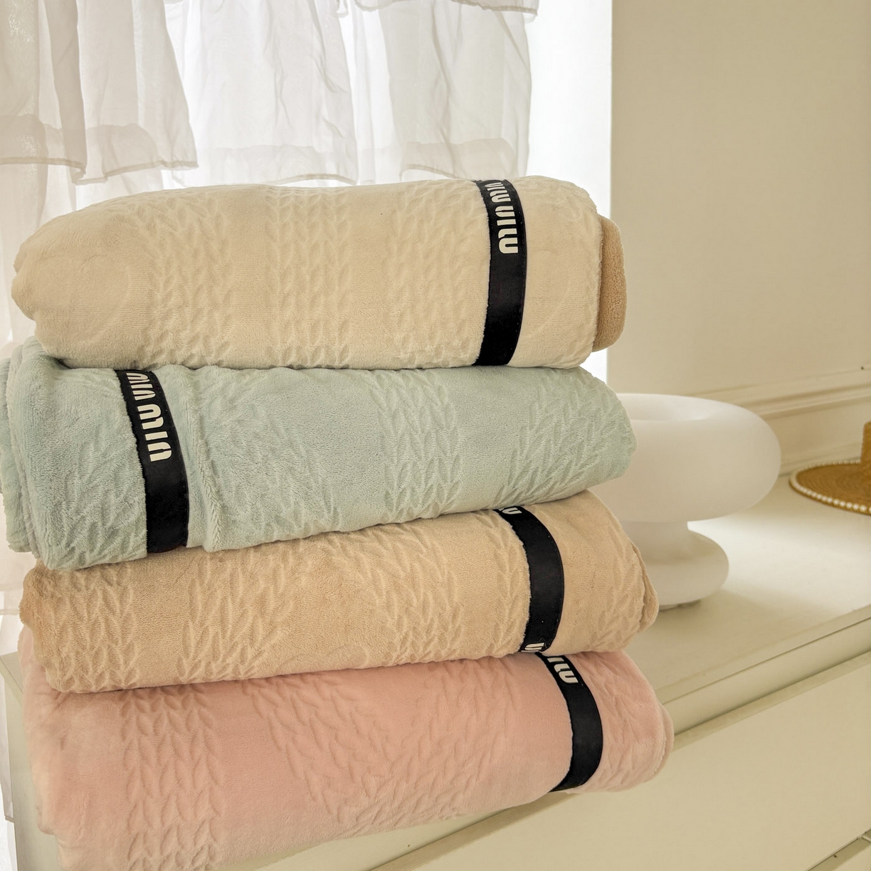 91家纺网 家纺一手货源 找家纺 （总）悦织湾家纺 2025新款雕花牛奶绒压线毛毯轻奢时尚高品盖毯办公室午睡沙发休闲毯子跨境专供外贸