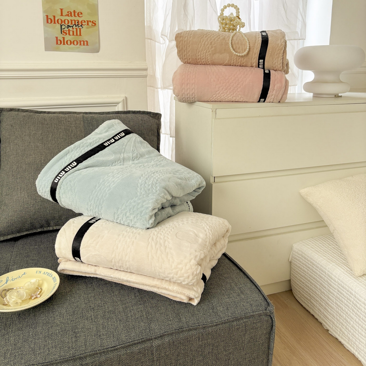 91家纺网 家纺一手货源 找家纺 （总）悦织湾家纺 2025新款雕花牛奶绒压线毛毯轻奢时尚高品盖毯办公室午睡沙发休闲毯子跨境专供外贸