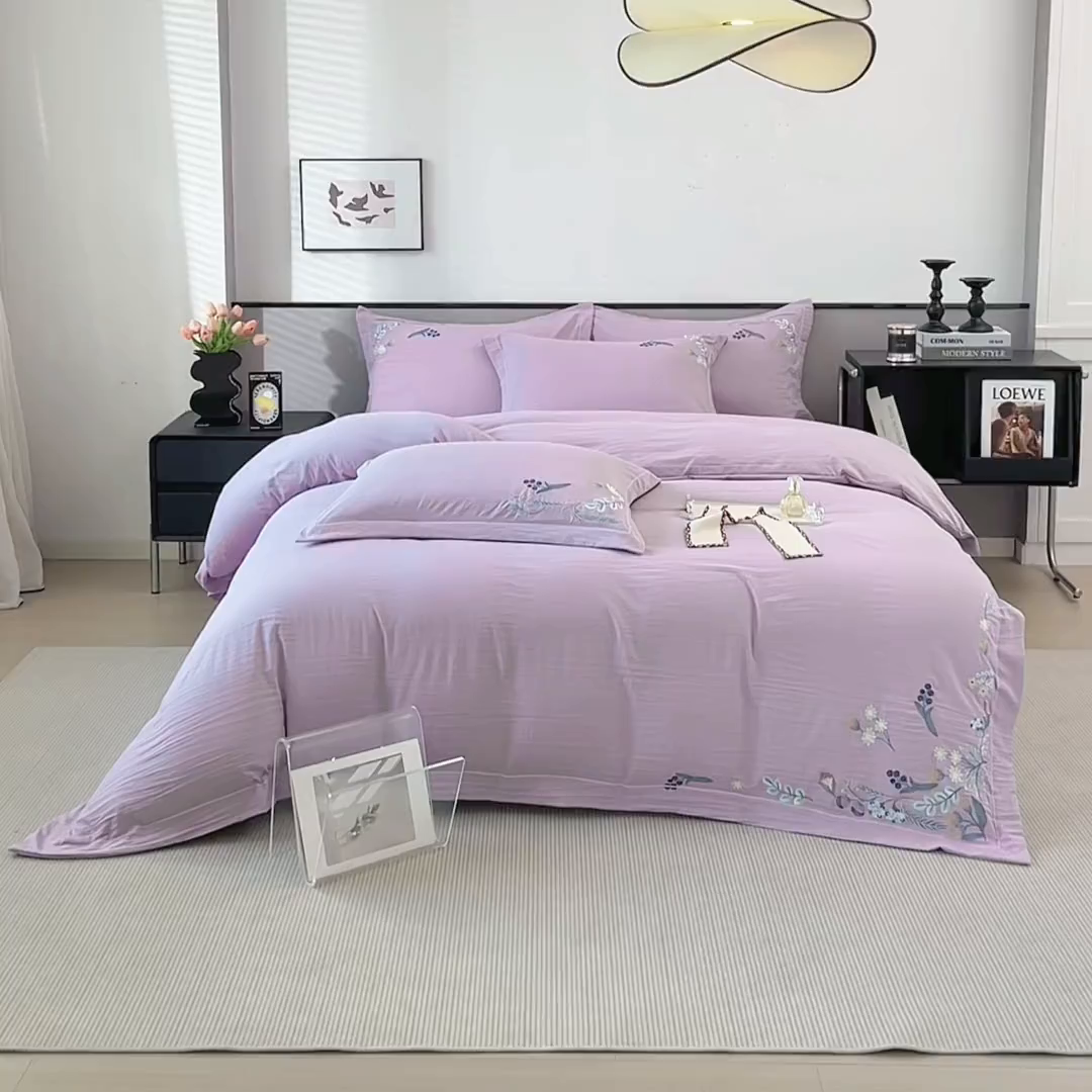 91家纺网 家纺一手货源 找家纺 金纱玉纺家纺 2025新款水洗棉工艺刺绣四件套 恬静时光-紫