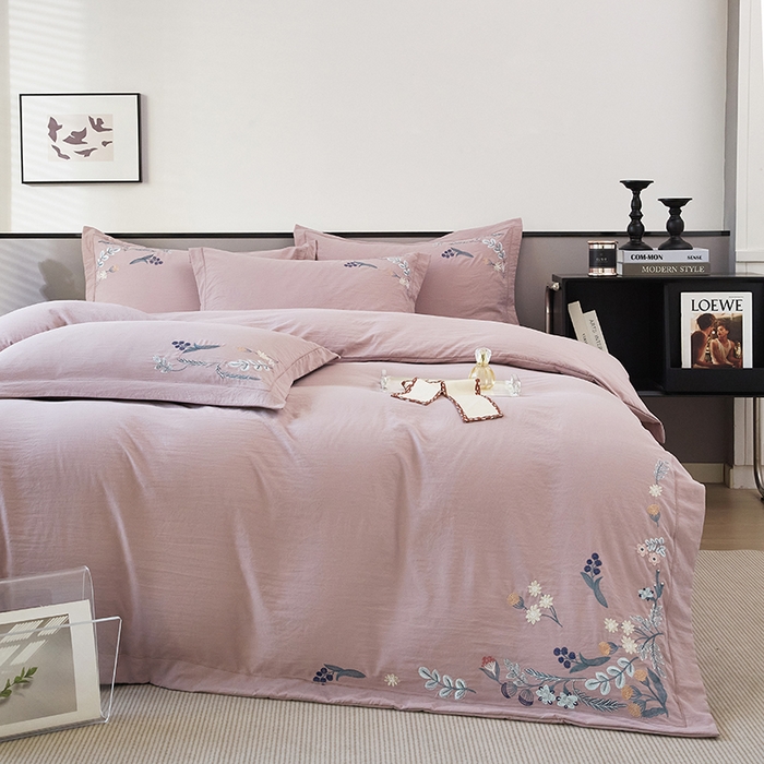 91家纺网 家纺一手货源 找家纺 金纱玉纺家纺 2025新款水洗棉工艺刺绣四件套 恬静时光-紫豆沙