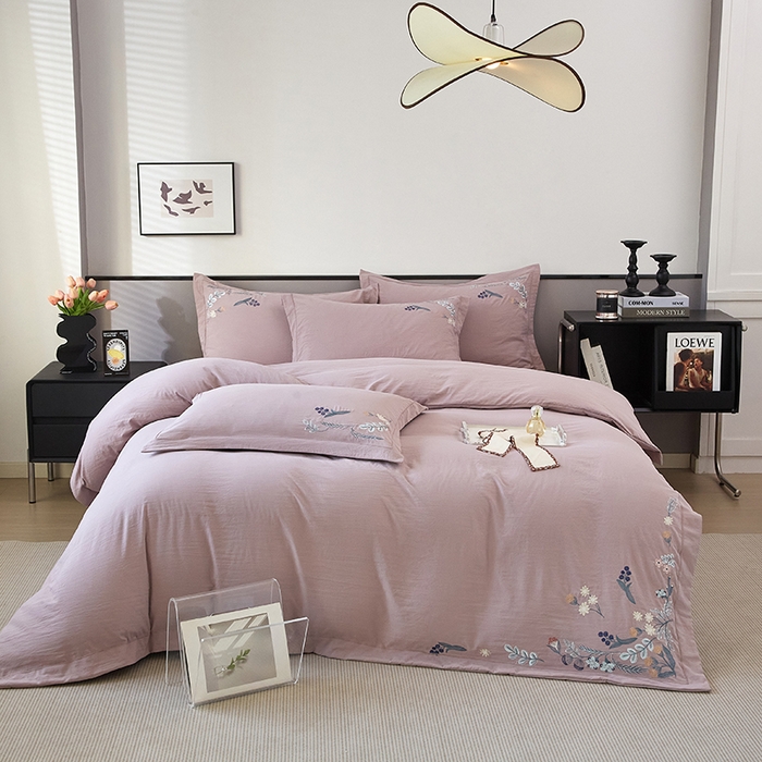 91家纺网 家纺一手货源 找家纺 金纱玉纺家纺 2025新款水洗棉工艺刺绣四件套 恬静时光-紫豆沙