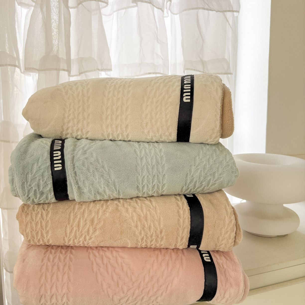 悦织湾家纺 2025新款雕花牛奶绒压线毛毯轻奢时尚高品盖毯办公室午睡沙发休闲毯子跨境专供外贸 组合图仅供展示不可下单