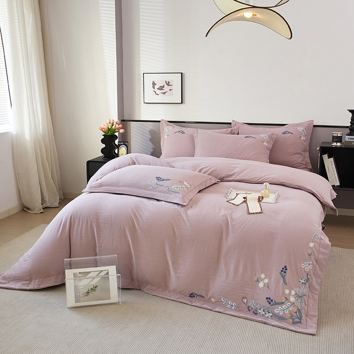 91家纺网 家纺一手货源 找家纺 金纱玉纺家纺 2025新款水洗棉工艺刺绣四件套 恬静时光-紫豆沙