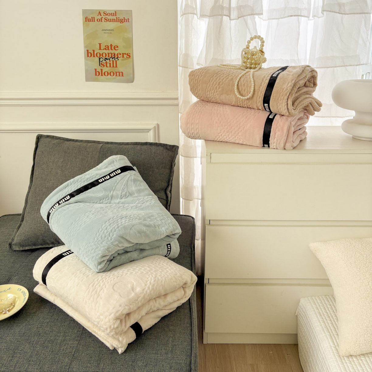 91家纺网 家纺一手货源 找家纺 悦织湾家纺 2025新款雕花牛奶绒压线毛毯轻奢时尚高品盖毯办公室午睡沙发休闲毯子跨境专供外贸 组合图仅供展示不可下单