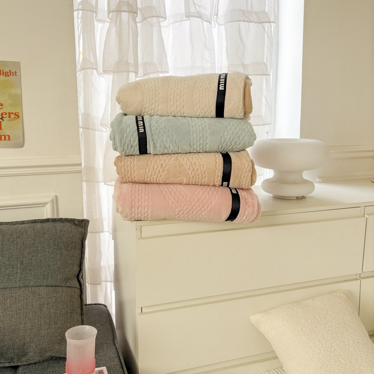 91家纺网 家纺一手货源 找家纺 悦织湾家纺 2025新款雕花牛奶绒压线毛毯轻奢时尚高品盖毯办公室午睡沙发休闲毯子跨境专供外贸 组合图仅供展示不可下单