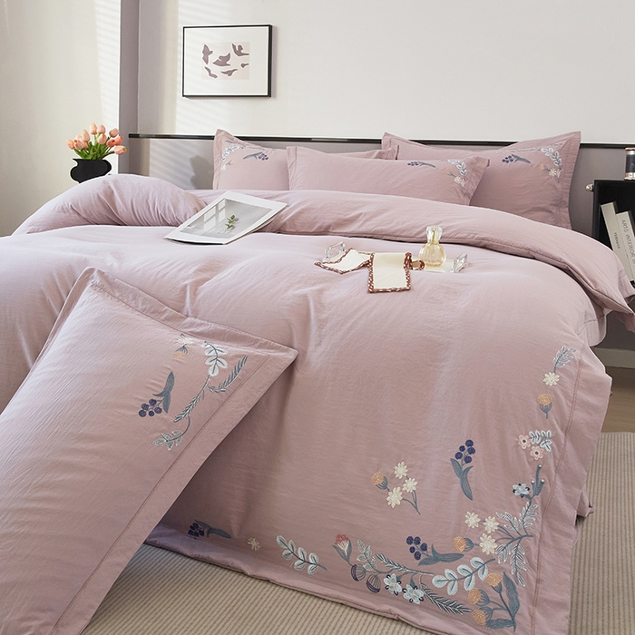 91家纺网 家纺一手货源 找家纺 金纱玉纺家纺 2025新款水洗棉工艺刺绣四件套 恬静时光-紫豆沙