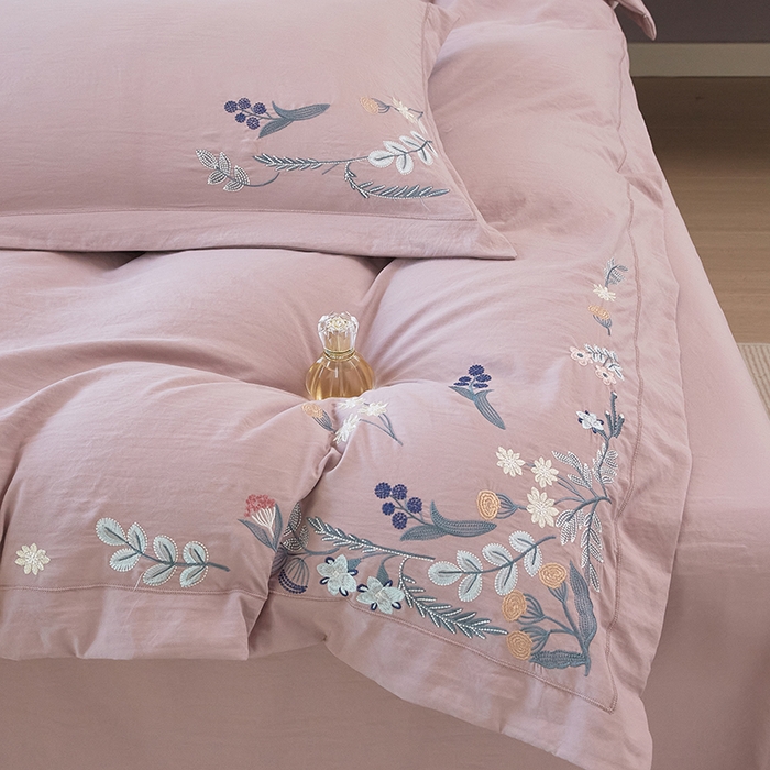 91家纺网 家纺一手货源 找家纺 金纱玉纺家纺 2025新款水洗棉工艺刺绣四件套 恬静时光-紫豆沙