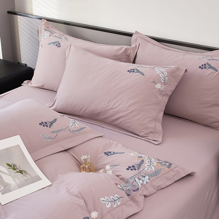 91家纺网 家纺一手货源 找家纺 金纱玉纺家纺 2025新款水洗棉工艺刺绣四件套 恬静时光-紫豆沙