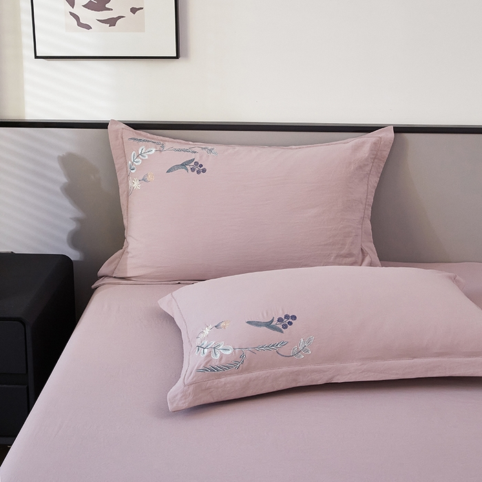 91家纺网 家纺一手货源 找家纺 金纱玉纺家纺 2025新款水洗棉工艺刺绣四件套 恬静时光-紫豆沙