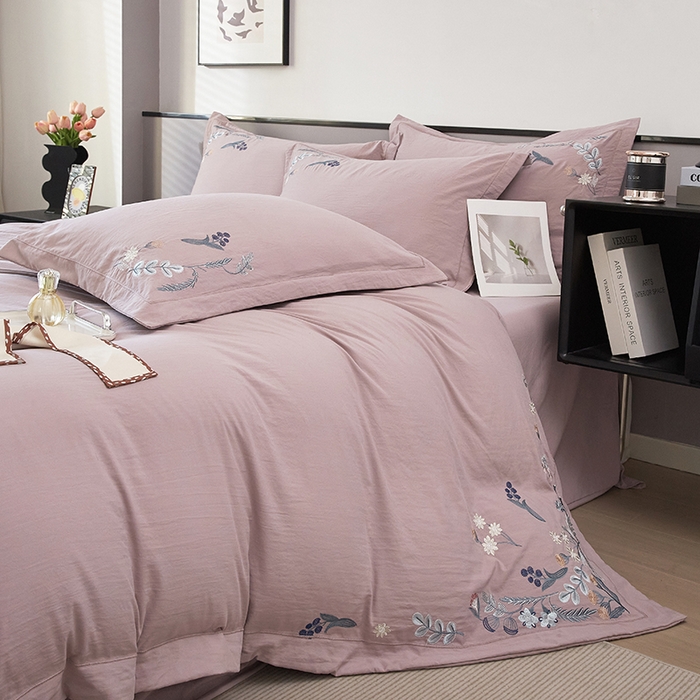 91家纺网 家纺一手货源 找家纺 金纱玉纺家纺 2025新款水洗棉工艺刺绣四件套 恬静时光-紫豆沙