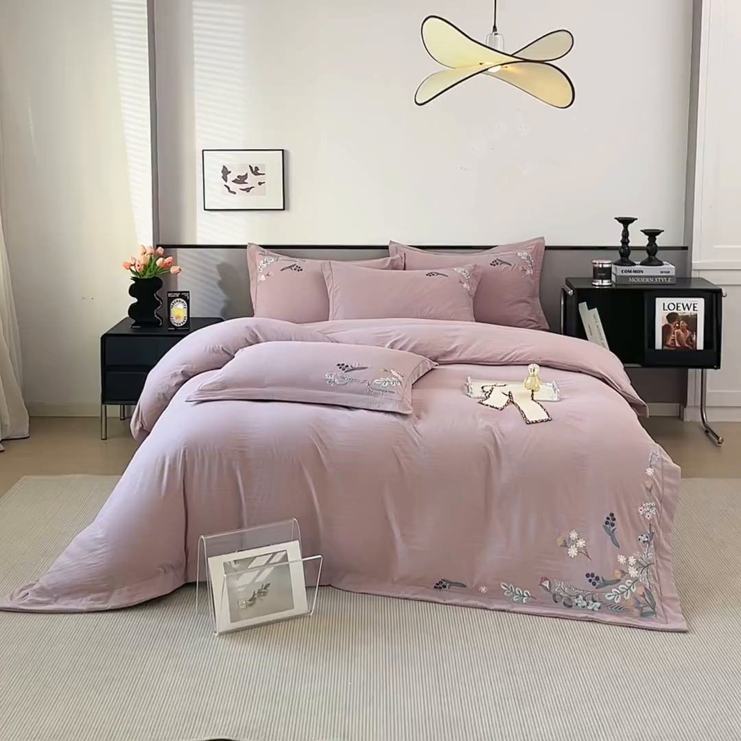 91家纺网 家纺一手货源 找家纺 金纱玉纺家纺 2025新款水洗棉工艺刺绣四件套 恬静时光-紫豆沙