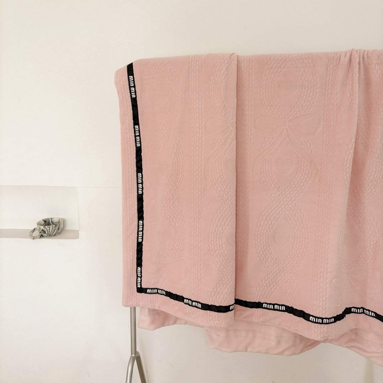 91家纺网 家纺一手货源 找家纺 悦织湾家纺 2025新款雕花牛奶绒压线毛毯轻奢时尚高品盖毯办公室午睡沙发休闲毯子跨境专供外贸 柔缦雕花-粉