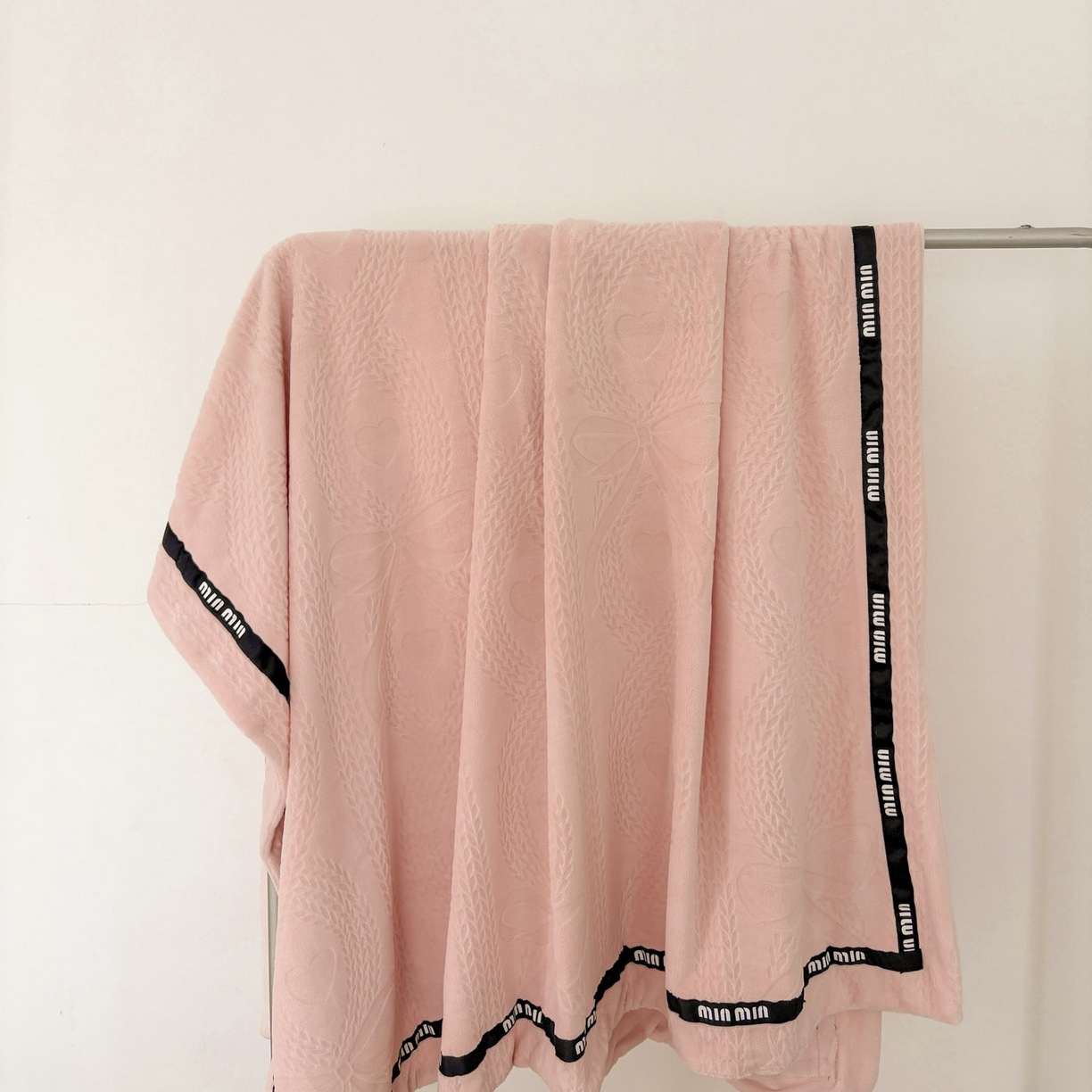 91家纺网 家纺一手货源 找家纺 悦织湾家纺 2025新款雕花牛奶绒压线毛毯轻奢时尚高品盖毯办公室午睡沙发休闲毯子跨境专供外贸 柔缦雕花-粉