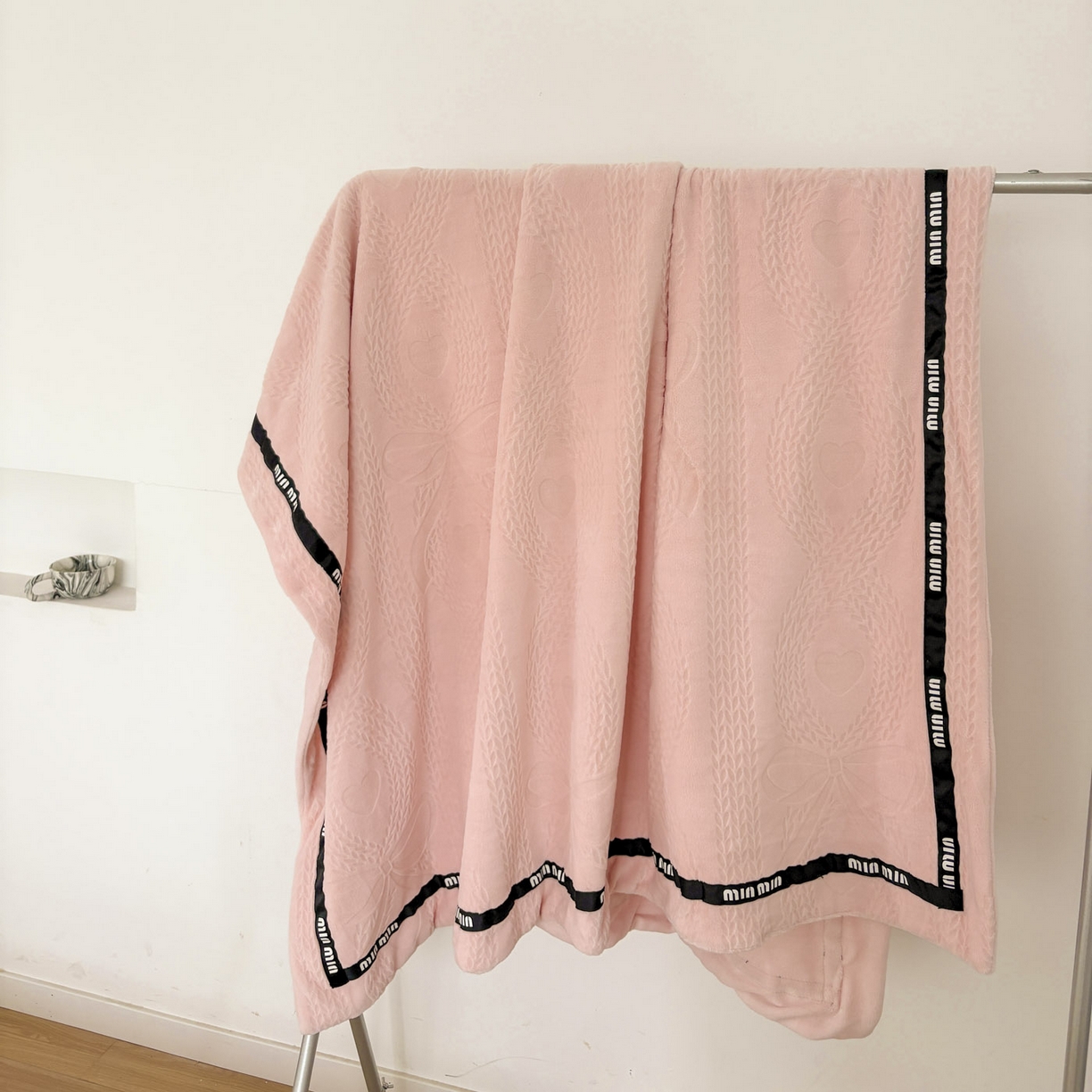 91家纺网 家纺一手货源 找家纺 悦织湾家纺 2025新款雕花牛奶绒压线毛毯轻奢时尚高品盖毯办公室午睡沙发休闲毯子跨境专供外贸 柔缦雕花-粉