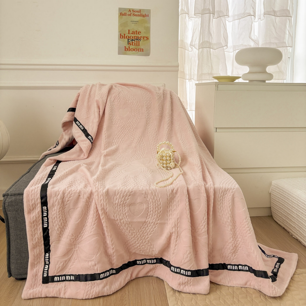 91家纺网 家纺一手货源 找家纺 悦织湾家纺 2025新款雕花牛奶绒压线毛毯轻奢时尚高品盖毯办公室午睡沙发休闲毯子跨境专供外贸 柔缦雕花-粉