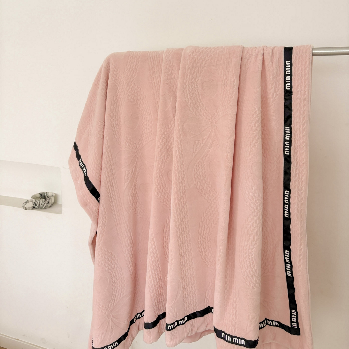 91家纺网 家纺一手货源 找家纺 悦织湾家纺 2025新款雕花牛奶绒压线毛毯轻奢时尚高品盖毯办公室午睡沙发休闲毯子跨境专供外贸 柔缦雕花-粉