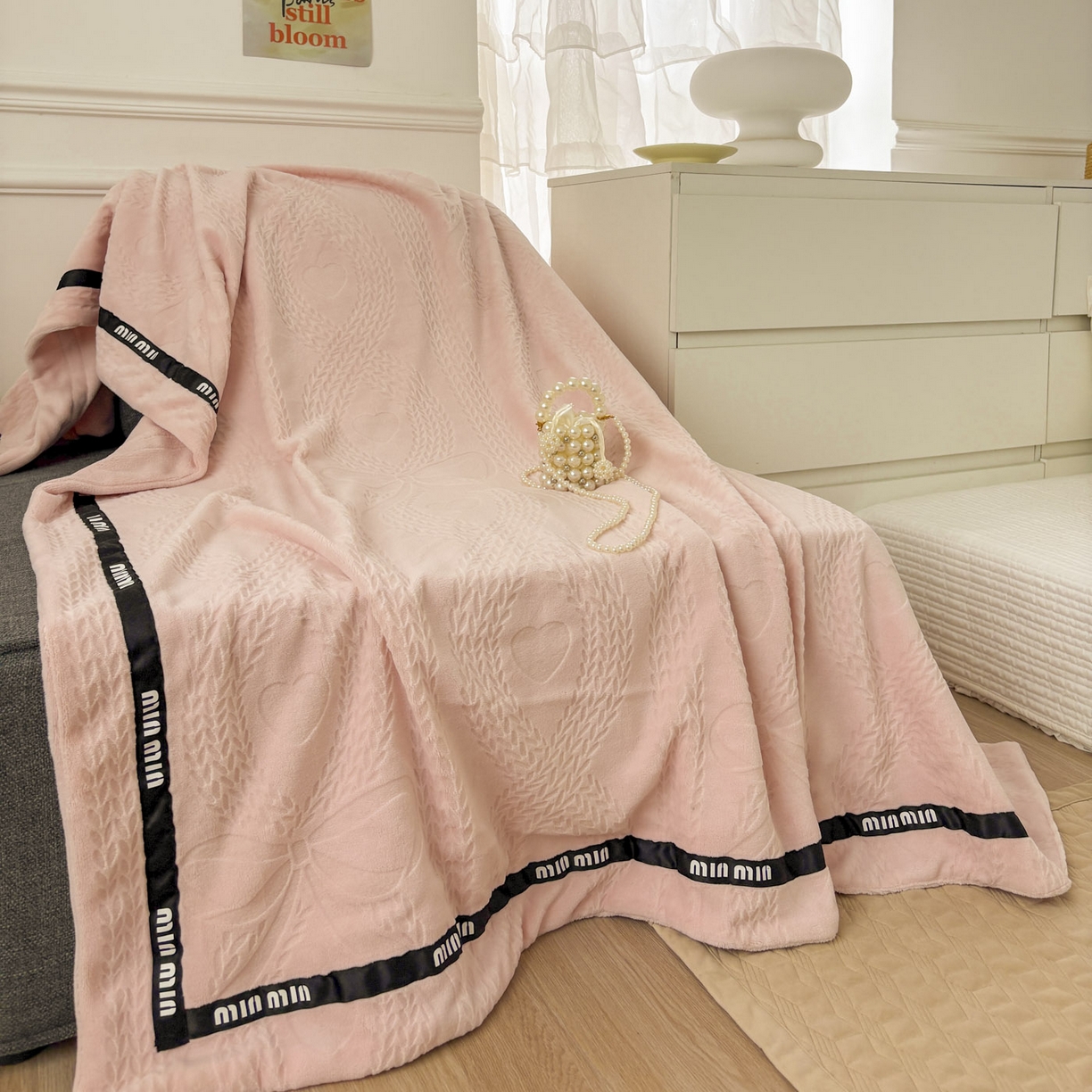 91家纺网 家纺一手货源 找家纺 悦织湾家纺 2025新款雕花牛奶绒压线毛毯轻奢时尚高品盖毯办公室午睡沙发休闲毯子跨境专供外贸 柔缦雕花-粉