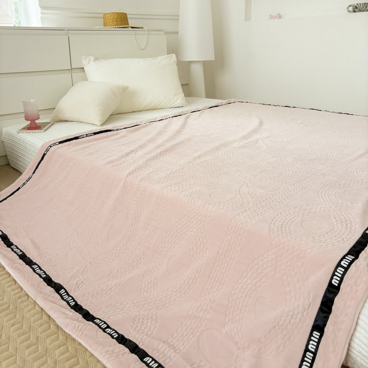 91家纺网 家纺一手货源 找家纺 悦织湾家纺 2025新款雕花牛奶绒压线毛毯轻奢时尚高品盖毯办公室午睡沙发休闲毯子跨境专供外贸 柔缦雕花-粉