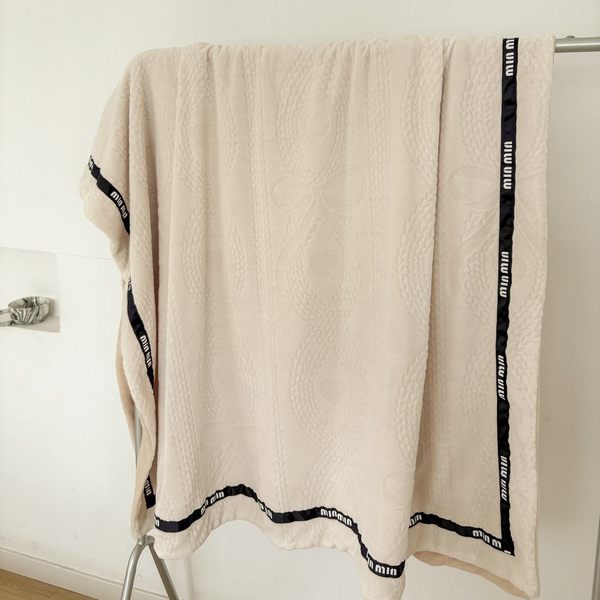 91家纺网 家纺一手货源 找家纺 悦织湾家纺 2025新款雕花牛奶绒压线毛毯轻奢时尚高品盖毯办公室午睡沙发休闲毯子跨境专供外贸 柔缦雕花-米黄