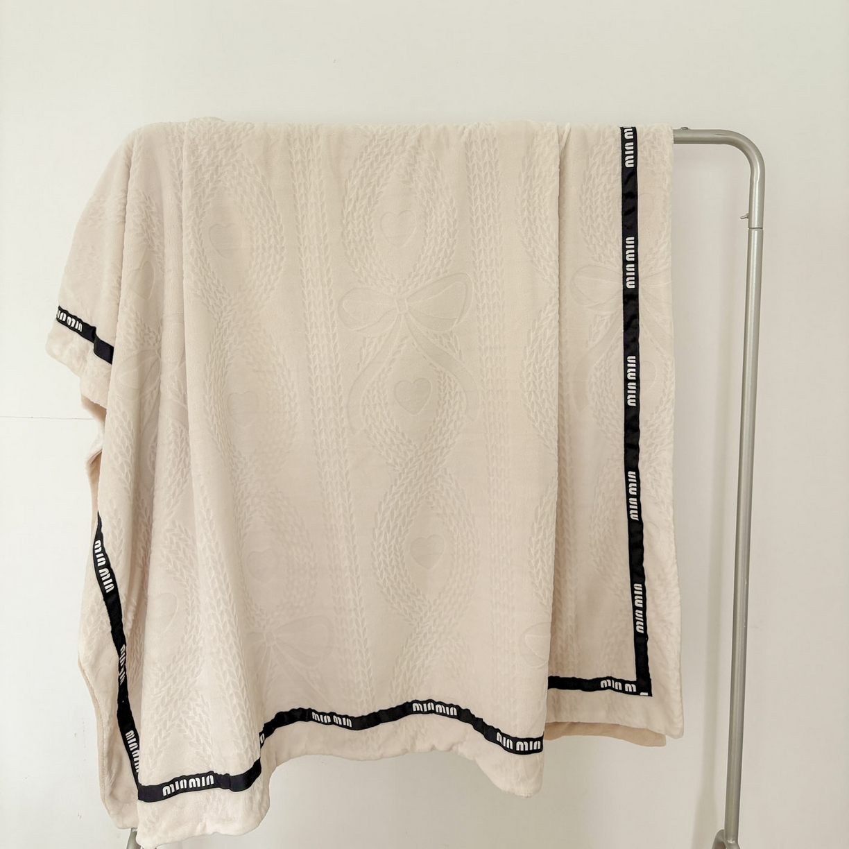 91家纺网 家纺一手货源 找家纺 悦织湾家纺 2025新款雕花牛奶绒压线毛毯轻奢时尚高品盖毯办公室午睡沙发休闲毯子跨境专供外贸 柔缦雕花-米黄