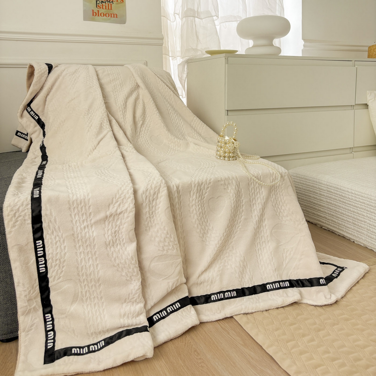 91家纺网 家纺一手货源 找家纺 悦织湾家纺 2025新款雕花牛奶绒压线毛毯轻奢时尚高品盖毯办公室午睡沙发休闲毯子跨境专供外贸 柔缦雕花-米黄