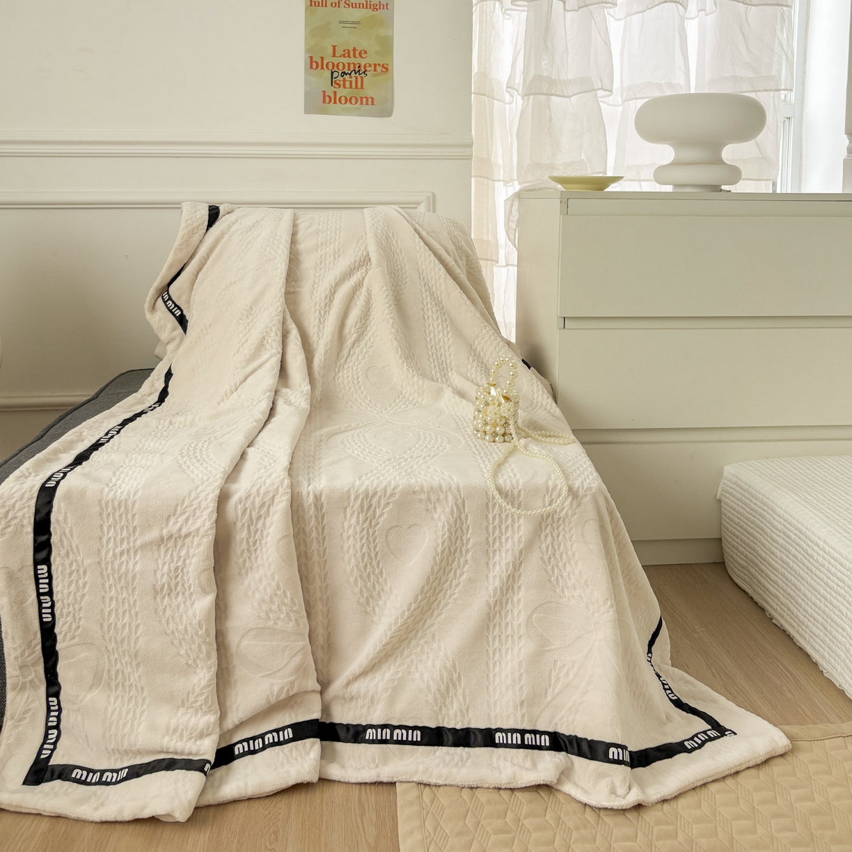 91家纺网 家纺一手货源 找家纺 悦织湾家纺 2025新款雕花牛奶绒压线毛毯轻奢时尚高品盖毯办公室午睡沙发休闲毯子跨境专供外贸 柔缦雕花-米黄