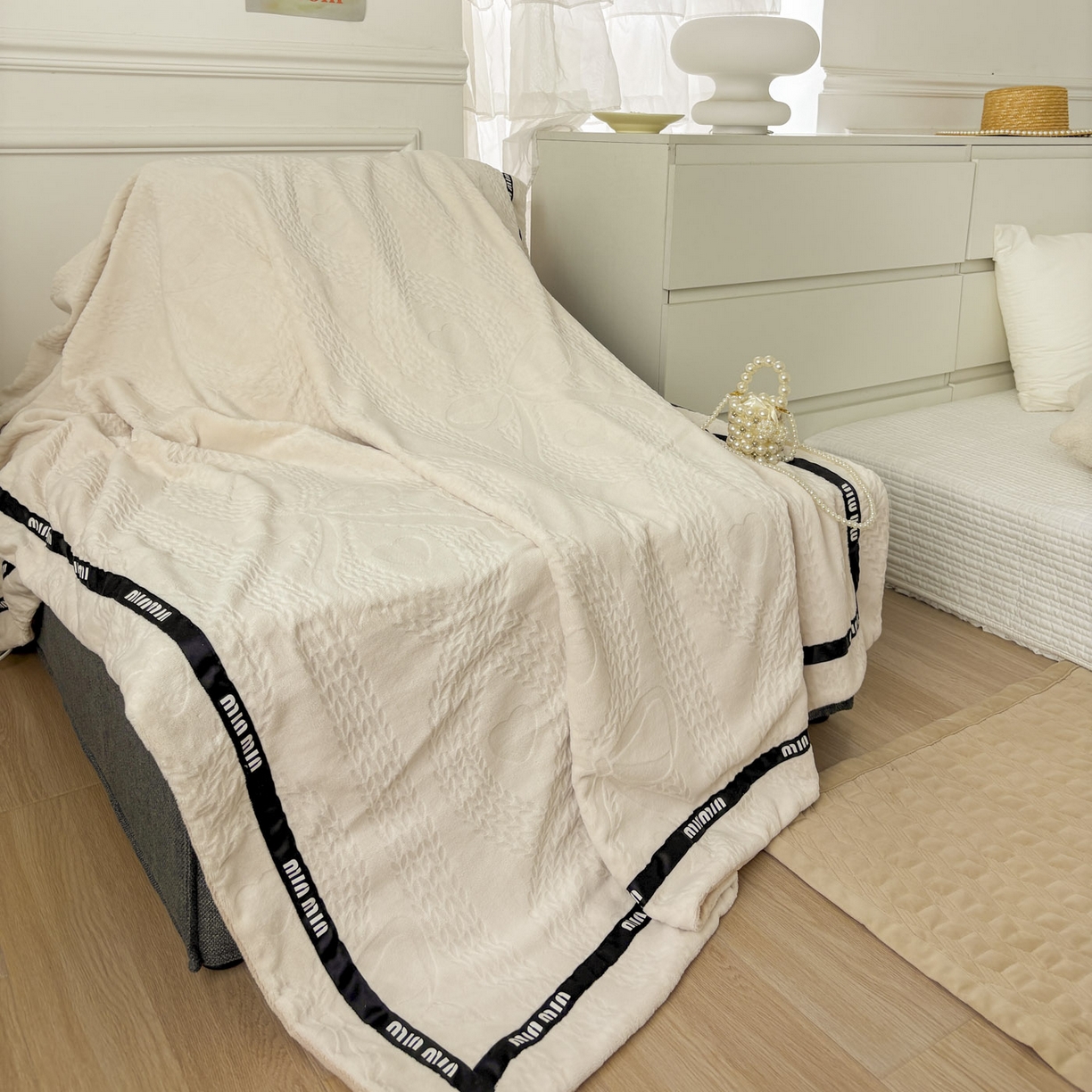 91家纺网 家纺一手货源 找家纺 悦织湾家纺 2025新款雕花牛奶绒压线毛毯轻奢时尚高品盖毯办公室午睡沙发休闲毯子跨境专供外贸 柔缦雕花-米黄