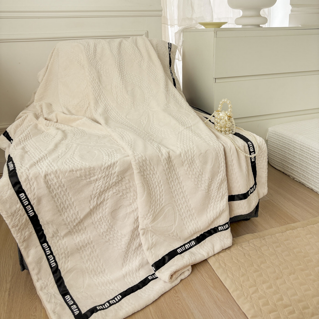 91家纺网 家纺一手货源 找家纺 悦织湾家纺 2025新款雕花牛奶绒压线毛毯轻奢时尚高品盖毯办公室午睡沙发休闲毯子跨境专供外贸 柔缦雕花-米黄