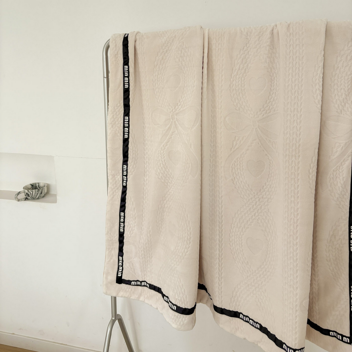 91家纺网 家纺一手货源 找家纺 悦织湾家纺 2025新款雕花牛奶绒压线毛毯轻奢时尚高品盖毯办公室午睡沙发休闲毯子跨境专供外贸 柔缦雕花-米黄