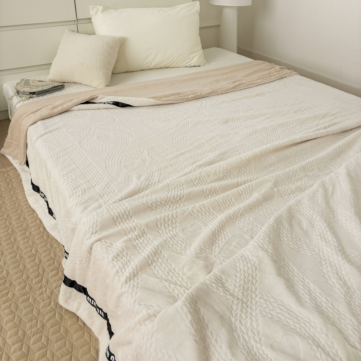 91家纺网 家纺一手货源 找家纺 悦织湾家纺 2025新款雕花牛奶绒压线毛毯轻奢时尚高品盖毯办公室午睡沙发休闲毯子跨境专供外贸 柔缦雕花-米黄