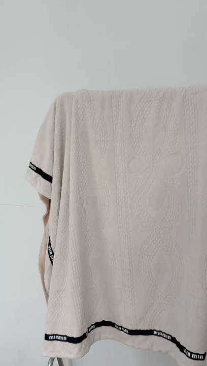 91家纺网 家纺一手货源 找家纺 悦织湾家纺 2025新款雕花牛奶绒压线毛毯轻奢时尚高品盖毯办公室午睡沙发休闲毯子跨境专供外贸 柔缦雕花-米黄