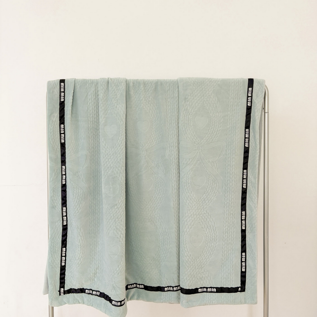 91家纺网 家纺一手货源 找家纺 悦织湾家纺 2025新款雕花牛奶绒压线毛毯轻奢时尚高品盖毯办公室午睡沙发休闲毯子跨境专供外贸 柔缦雕花-水蓝