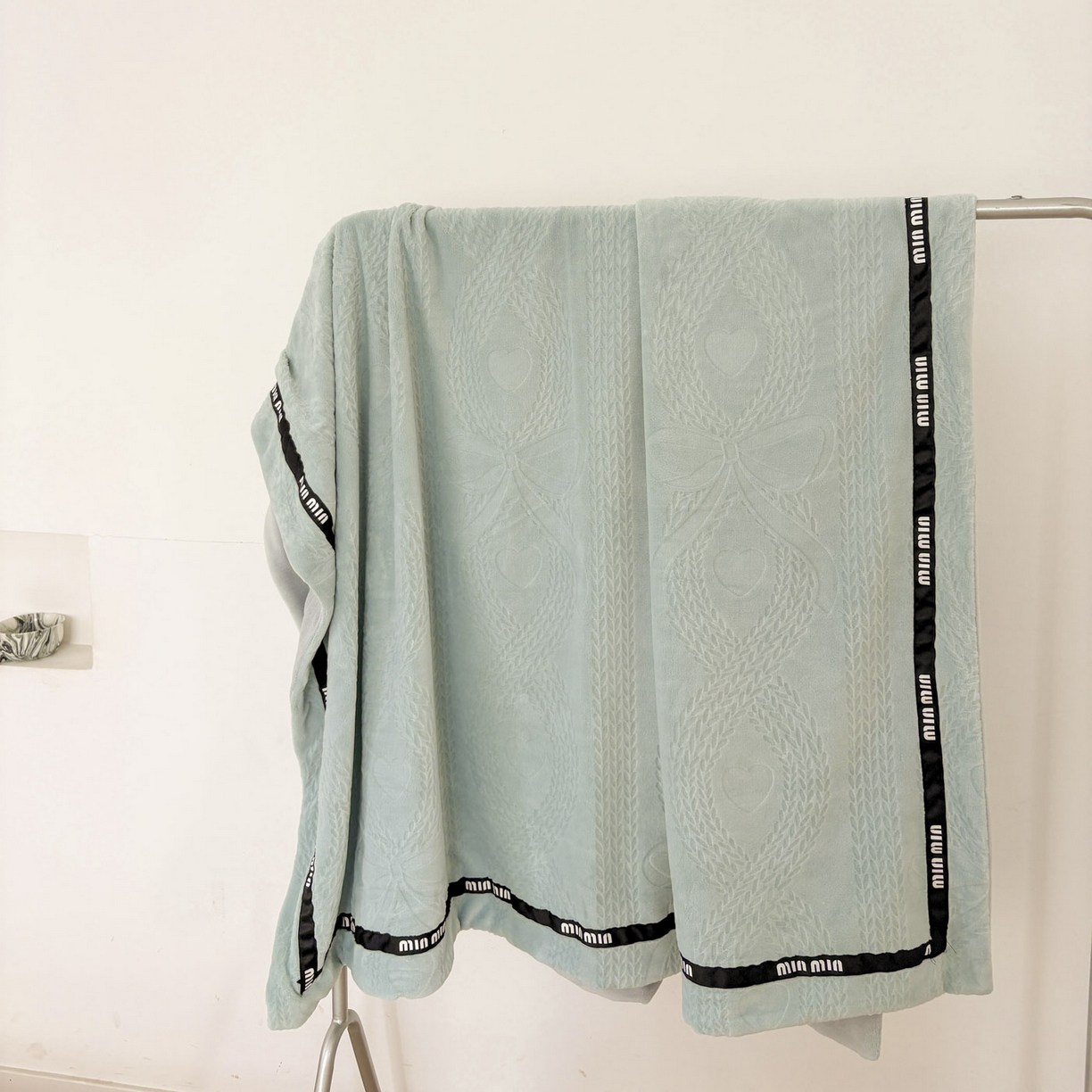 91家纺网 家纺一手货源 找家纺 悦织湾家纺 2025新款雕花牛奶绒压线毛毯轻奢时尚高品盖毯办公室午睡沙发休闲毯子跨境专供外贸 柔缦雕花-水蓝